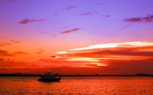 Schiff im Sonnenuntergang in der Manilabucht, einer natürlichen Bucht der philippinischen Hauptinsel Luzon © jomaplaon  / Shutterstock.com