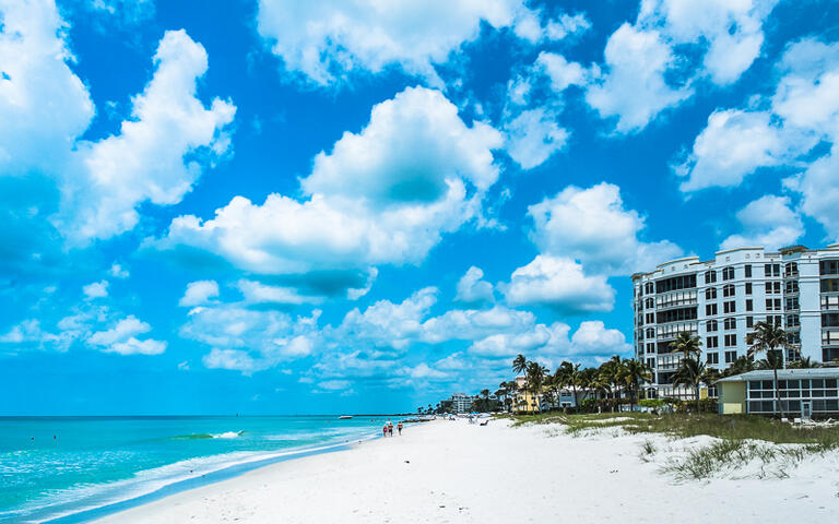 Beliebter Urlauberstrand in Naples, Florida Westküste, USA © Dancestrokes / Shutterstock.com