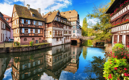 Wasserstrasse durch die Stadt Strassburg, Frankreich © Boris Stroujko / shutterstock.com