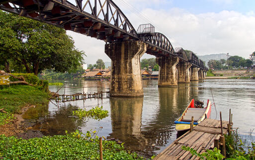 Brücke über den Kwai Fluss in Kanchanaburi, Westthailand © Artur Bogacki / shutterstock.com