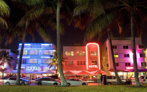 Der Ocean Drive bei Nacht, Miami Beach, Florida, USA © Vlad G / Shutterstock.com