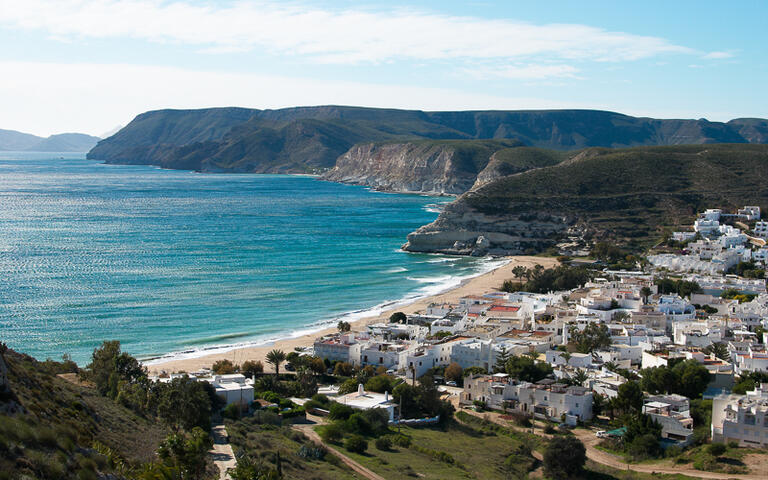 Blick über Agua Amarga, einem typisch andalusischen Dorf © Olaf Speier / Shutterstock.com