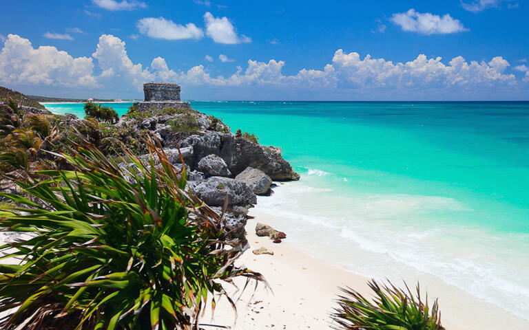 Maya Ruinen an der traumhaft schönen Küste in Tulum, Mexiko © BlueOrange Studio / Shutterstock.com