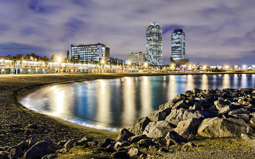 Der Strand von La Barceloneta bei Nacht © Mapics / Shutterstock.com