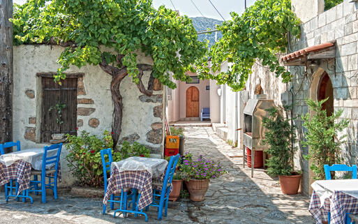 © steba Griechische Szenerie eines malerischen Dorfes © steba