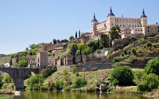 Der Fluss Tajo in Castile mit Blick auf die Festung Alcázar von Toledo © Roman Sigaev / Shutterstock.com