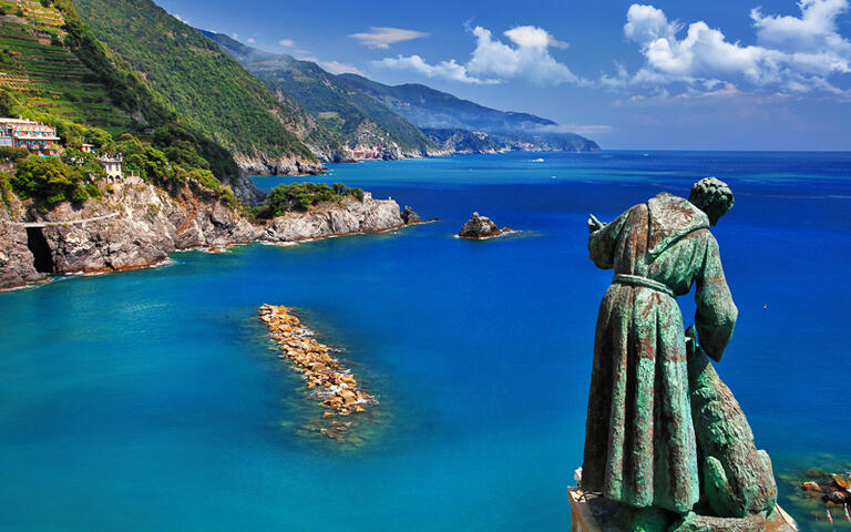 Der heilige Christopherus liegt auf einem Hügel in Moterosso © leoks / shutterstock.com