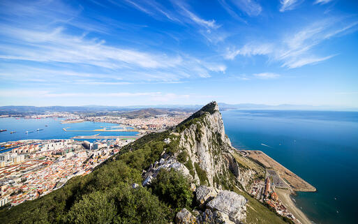 Blick auf den Gibraltar Felsen und die Stadt und Bucht von Gibraltar © Artur Bogacki / Shutterstock.com