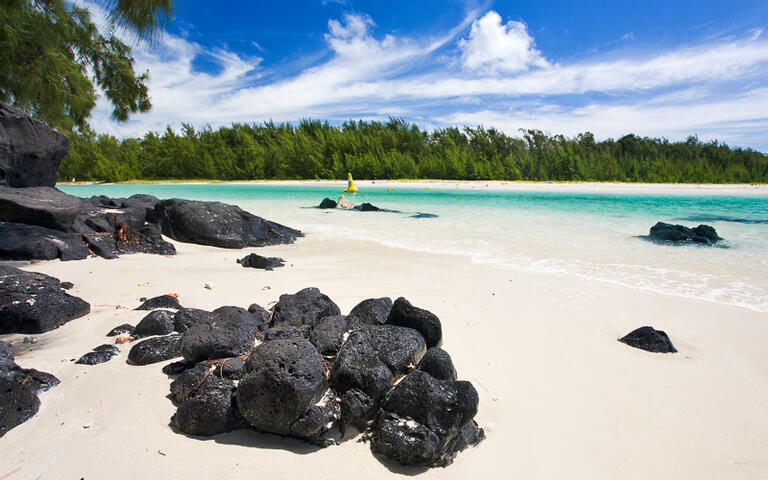 Tropisches Paradies: weißer Sand, türkiser Ozean, blauer Himmel © peppi18 / Shutterstock.com