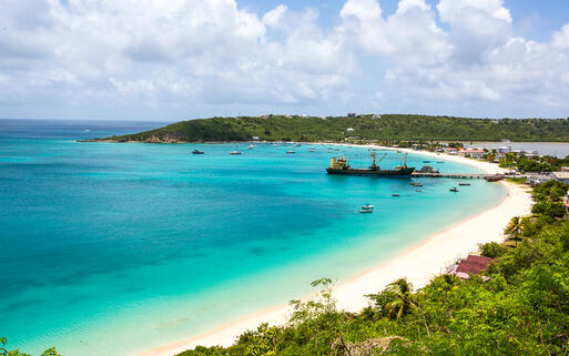 Weißer Sandstrand in einer karibischen Bucht auf Anguilla © photosthatrock / Shutterstock.com