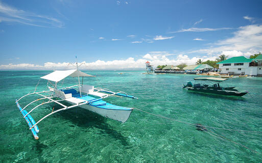 Boote vor der Insel Cebu © mrmichaelangelo / Shutterstock.com