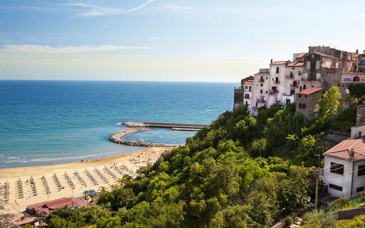 Panoramablick auf den schönen Strand von Sperlonga, Latium, Italien © Anna Biancoloto / Shutterstock.com