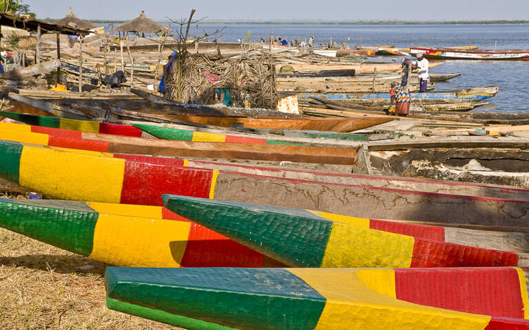 Bemalte Fischerboote in Ziguinchor © Kirsz Marcin / Shutterstock.com