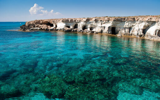 Meereshöhlen am Kap Greco in Paralimni, Zypern © Vladimir Martynovsky / shutterstock.com