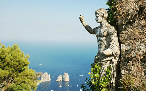 Blick auf dei sogenannten Faraglioni, die Felsklippen im Meer vor Capri © Natalia Barsukova / shutterstock.com