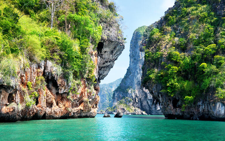 Meerenge bei Krabi © Iakov Kalinin / Shutterstock.com