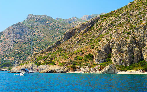 Die felsige Küste mit kleinen, versteckten Stränden © Demid Borodin / Shutterstock.com
