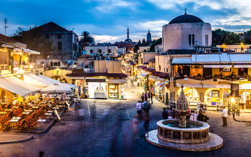Hippocrates Platz in der historischen Altstadt von Rhodos © ian woolcock / Shutterstock.com