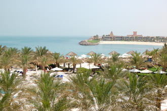 Strand und Bucht eines Luxushotels in Ras Al-Khaimah © slava296 / Shutterstock.com