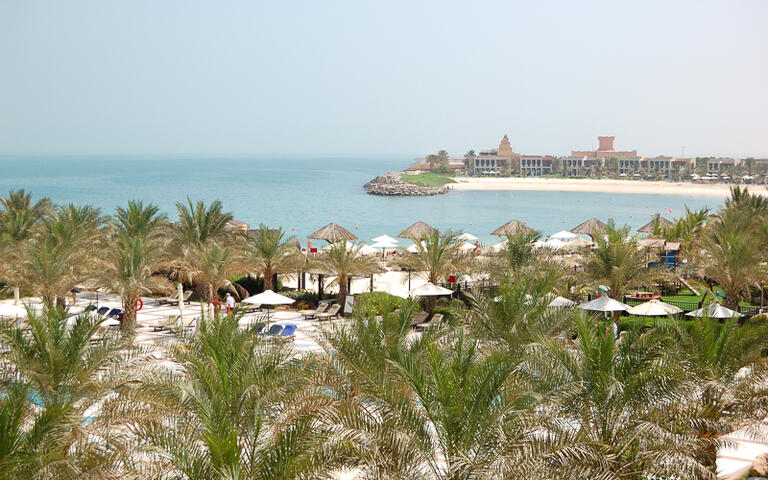 Strand und Bucht eines Luxushotels in Ras Al-Khaimah © slava296 / Shutterstock.com