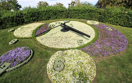 Die Blumenuhr am Eingang des Jardin Anglais, des Englischen Gartens in Genf, Schweiz © mary416 / Shutterstock.com