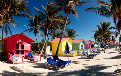 Bunte Holzhäuser an der Strandpromenade von Paradise Island © Danielbotha  / Shutterstock.com