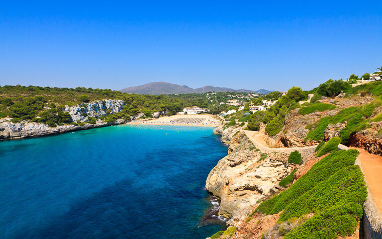 Die Bucht Calla Romantica in Mallorca © Gert Hochmuth / Shutterstock.com