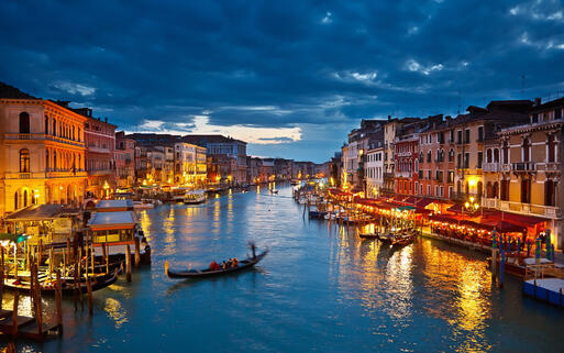 Blick auf den Canal Grande bei Nacht © S.Borisov / Shutterstock.com