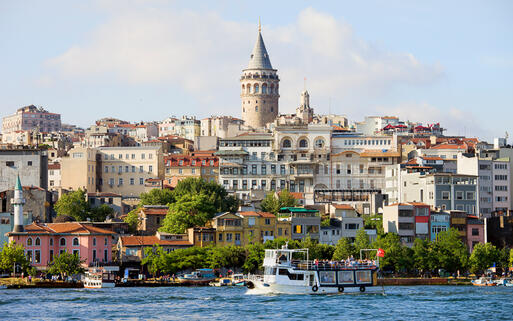 Der Galataturm ragt aus dem historischen Stadtviertel Beyoğlu empor © Artur Bogacki / Shutterstock.com