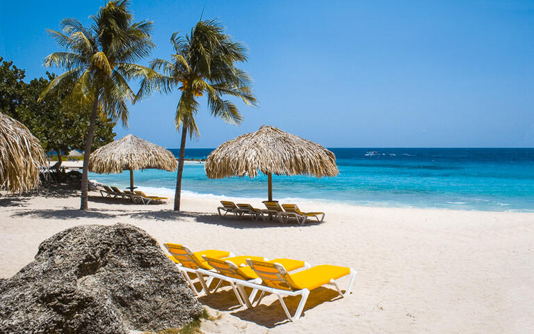 Karibischer Sandstrand in der Piscadera Bay, Curacao, Niederländische Antillen © AdStock RF / Shutterstock.com