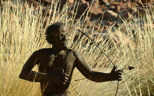 Eine Statue mit Pfeil und Bogen in Twyfelfontein © Donal Mullins / Shutterstock.com