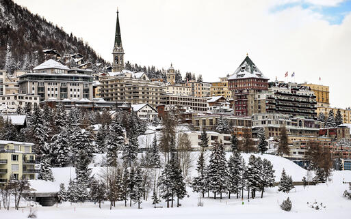 Blick auf die verschneite Gemeinde St. Moritz, Graubünden, Schweiz © Fulcanelli / shutterstock.com