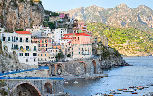 Die Häuser von Amalfi an der felsigen Küste © Boris Stroujko  / Shutterstock.com