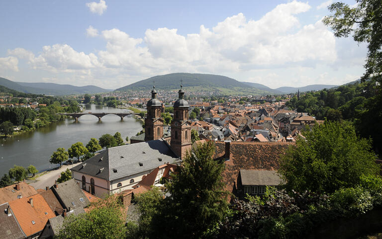 Blick auf die Stadtpfarrkirche St. Jakobus von Miltenberg © Volker Rauch / shutterstock.com