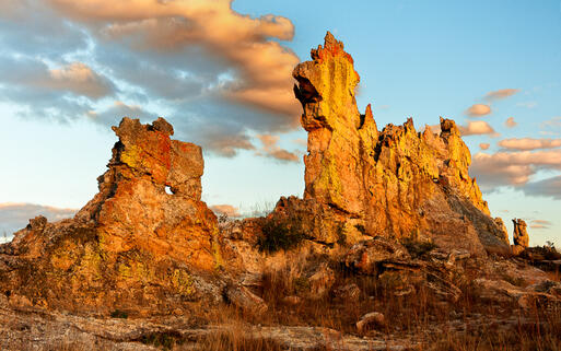 Die felsige Landschaft Madagascars im Sonnenuntergang © Anton_Ivanov / Shutterstock.com