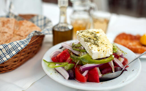 Griechischer Salat, bekommt man überall mit gesunden, frischen Zutaten © ORLIO