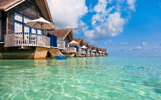 Holzvillen im Meer © Mikhail P.  / Shutterstock.com