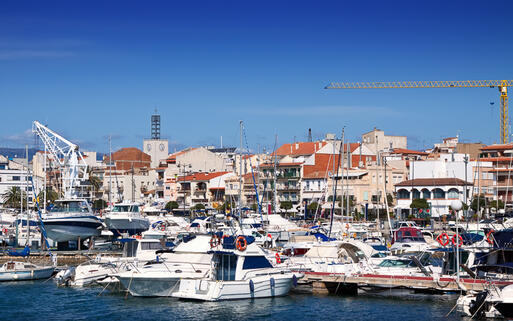 Yachten legen im Hafen von Cambrils an, einer Ortschaft im Herzen der Costa Dorada © Iakov Filimonov / Shutterstock.com
