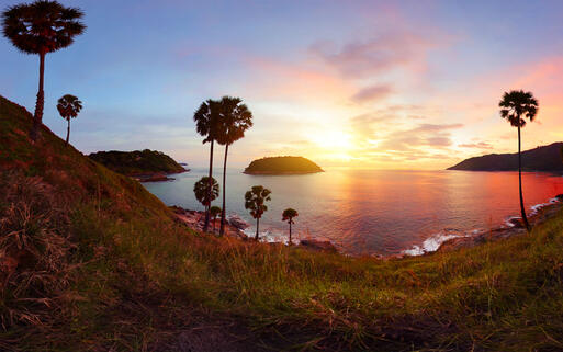 Sonnenuntergang am Naiharn Sandstrand im Süden von Phuket, Thailand © Dudarev Mikhail / Shutterstock.com