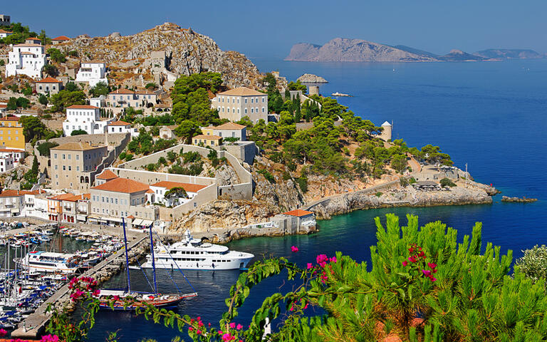 Der Bilderbuch-Hafen von Hydra mit Blick hinaus auf den saronischen Golf © leoks / Shutterstock.com