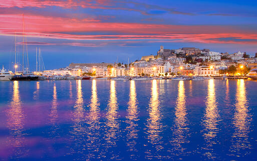 Blick auf den Hafen von Eivissa bei Sonnenuntergang © holbox / Shutterstock.com