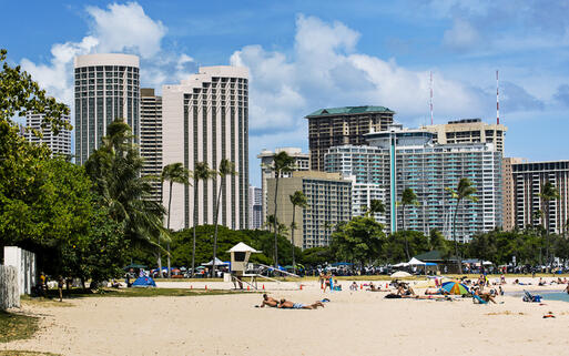 Hochhäuser in Waikiki am Ala Moana Beach Park, Hawaii - Insel Oahu, USA © clean_fotos / Shutterstock.com
