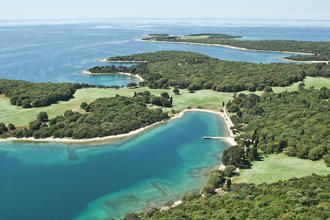 Nationalpark Brijuni mit seinen kleinen Inseln im Norden Kroatiens © Igor Karasi / shutterstock.com
