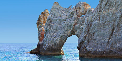 Lalaria Beach auf Skiathos mit dem Durchgang Tripia Petra © Panos Karas / shutterstock.com