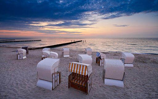 Strandstühle am Baltischen Meer © RicoK / shutterstock.com