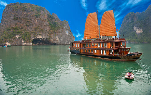 Schiff in der weltberühmten Halong-Bucht © Luciano Mortula  / Shutterstock.com