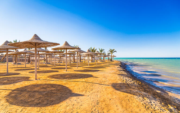 Strand bei Sonnenaufgang am Roten Meer, Hurghada, Ägypten © Patryk Kosmider / Shutterstock.com