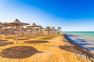 Strand bei Sonnenaufgang am Roten Meer, Hurghada, Ägypten © Patryk Kosmider / Shutterstock.com
