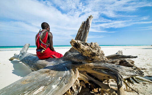 Masai an einem Strand von Kenia © Juliya Shangarey / Shutterstock.com