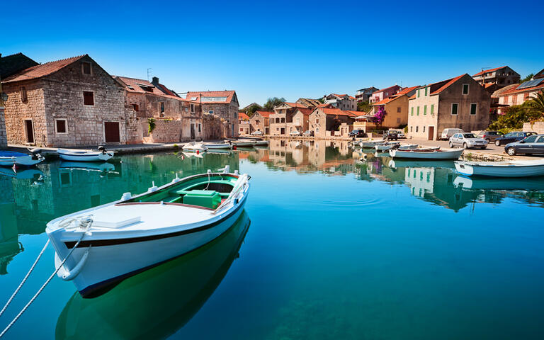 Alter Hafen an der Adria, Insel Hvar © Evgeniya Moroz / Shutterstock.com